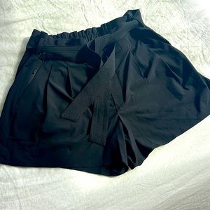 Athlete front tie short black